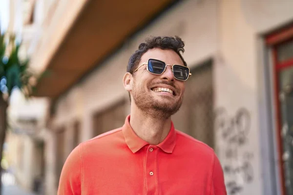 Jovem Hispânico Sorrindo Confiante Vestindo Óculos Sol Rua — Fotografia de Stock