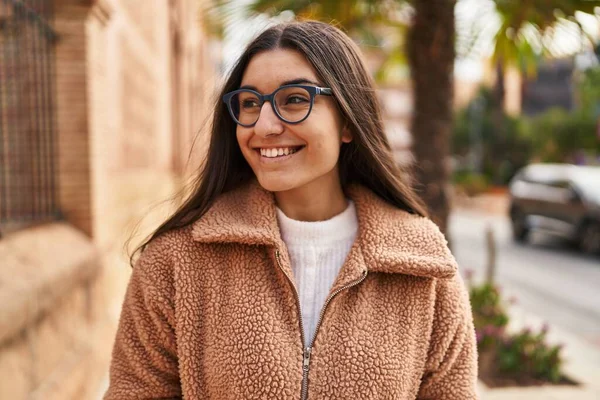 Joven Mujer Hispana Sonriendo Confiada Pie Calle — Foto de Stock