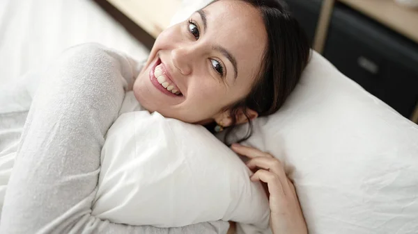 Junge Schöne Hispanische Frau Lächelt Zuversichtlich Auf Dem Bett Schlafzimmer — Stockfoto