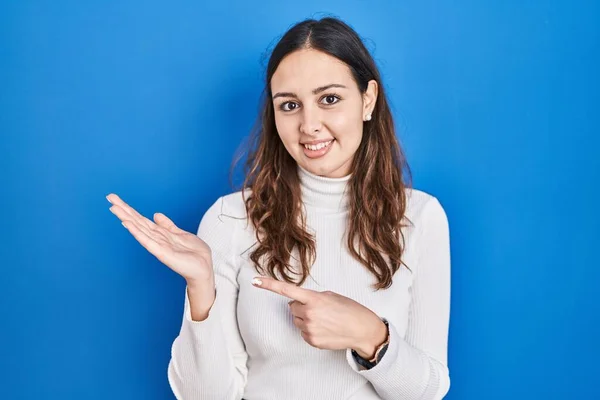 Young Hispanic Woman Standing Blue Background Amazed Smiling Camera While — Stock Photo, Image