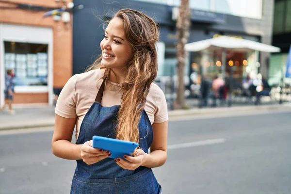 Junge Schöne Hispanische Kellnerin Lächelt Selbstbewusst Mit Touchpad Auf Café — Stockfoto