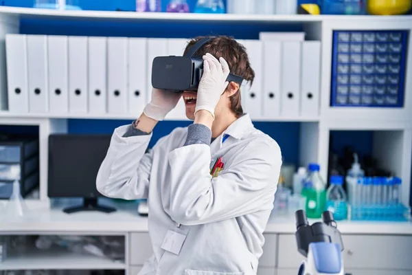 Mladý Hispánec Muž Vědec Pomocí Virtuální Reality Brýle Laboratoři — Stock fotografie