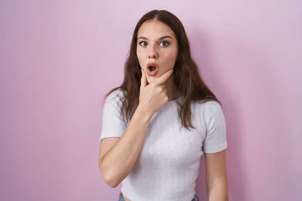 Young Hispanic Girl Standing Pink Background Looking Fascinated Disbelief Surprise — Stock Photo, Image