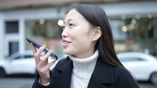 Genç Çinli Kadın Gülümsüyor Kendine Güveniyor Akıllı Telefonuyla Sokakta Sesli — Stok fotoğraf