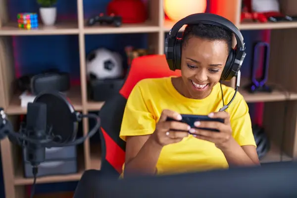 Streamer Mujer Afroamericana Jugando Videojuegos Con Smartphone Sala Juegos — Foto de Stock