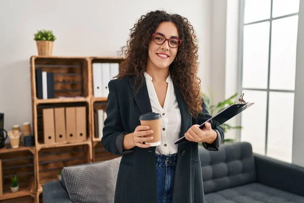 Junge Schöne Hispanische Geschäftsfrau Trinkt Kaffee Und Hält Klemmbrett Büro — Stockfoto