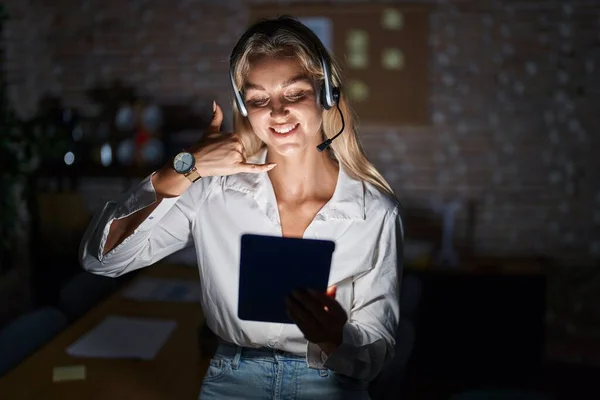 Ung Blond Kvinna Arbetar Kontoret Natten Leende Gör Telefon Gest — Stockfoto