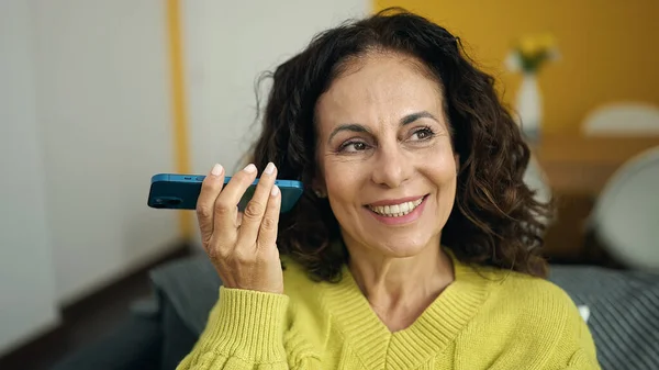 Mulher Hispânica Meia Idade Ouvindo Mensagem Voz Por Smartphone Sentado — Fotografia de Stock
