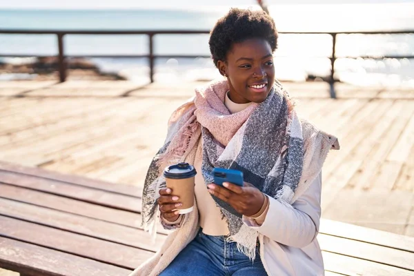 Afrikansk Amerikansk Kvinna Med Smartphone Dricka Kaffe Sitter Bänk Vid — Stockfoto