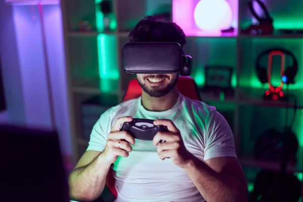 Junger Hispanischer Mann Streamt Mit Virtual Reality Brille Videospiel Gammeraum — Stockfoto