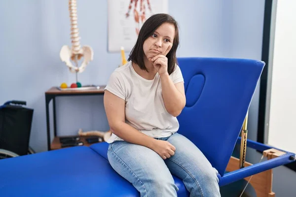 Menina Hispânica Com Síndrome Clínica Fisioterapia Rosto Sério Pensando Questão — Fotografia de Stock