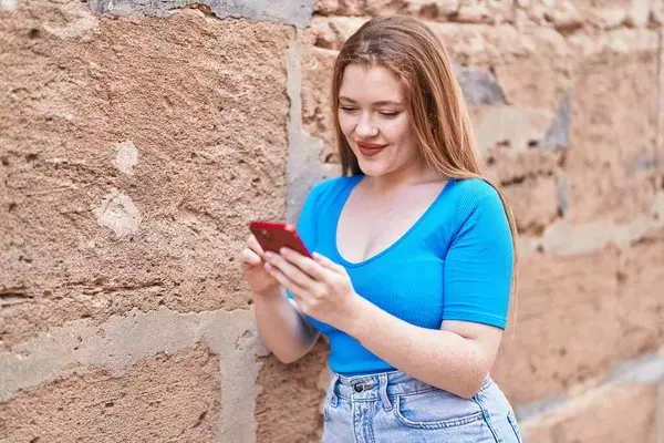 Jonge Roodharige Vrouw Glimlachen Zelfverzekerd Met Behulp Van Smartphone Geïsoleerde — Stockfoto