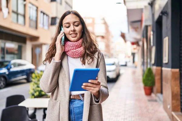아름다운 터치패드를 사용하여 거리에서 스마트폰으로 이야기하는 — 스톡 사진