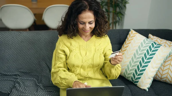 Mulher Hispânica Meia Idade Usando Laptop Cartão Crédito Sentado Sofá — Fotografia de Stock