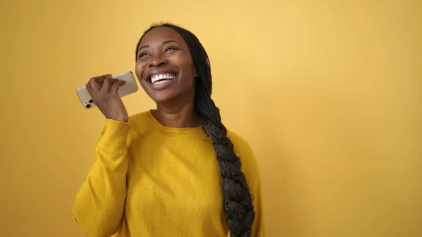 Африканская Женщина Прослушивает Голосовое Сообщение Телефону Изолированном Желтом Фоне — стоковое фото
