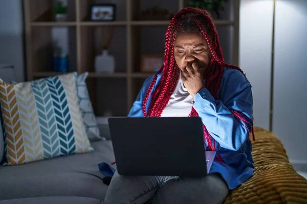 Saçları Örgülü Bilgisayar Laptopu Kullanan Afrika Kökenli Amerikalı Bir Kadın — Stok fotoğraf