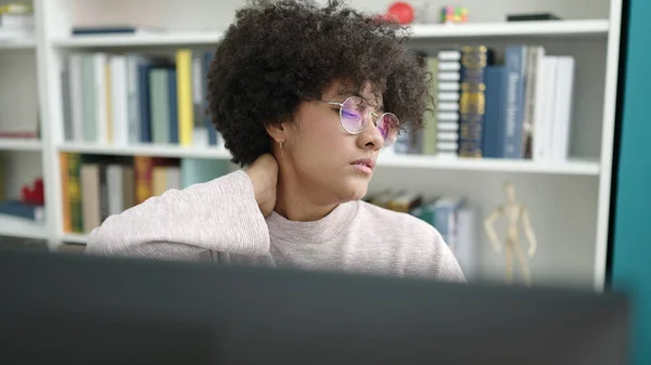 Молодая Африканская Студентка Американка Использующая Компьютерный Стресс Университетских Классах — стоковое фото