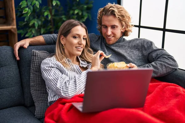Man Woman Couple Watching Movie Sitting Sofa Home — ストック写真