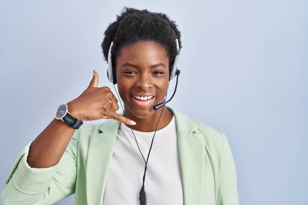Mujer Afroamericana Con Auriculares Agente Centro Llamadas Sonriendo Haciendo Gesto — Foto de Stock