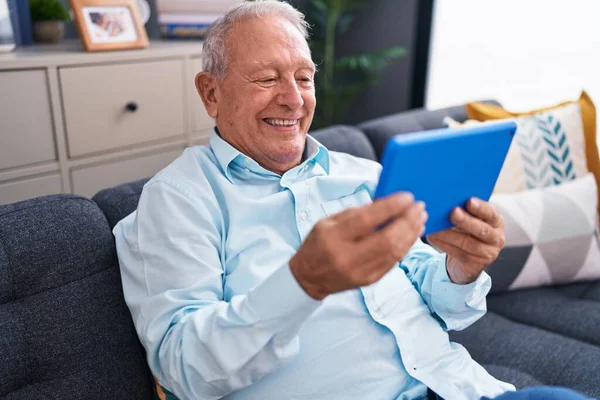 Μέση Ηλικία Γκριζομάλλης Άντρας Που Χρησιμοποιεί Touchpad Κάθεται Στον Καναπέ — Φωτογραφία Αρχείου