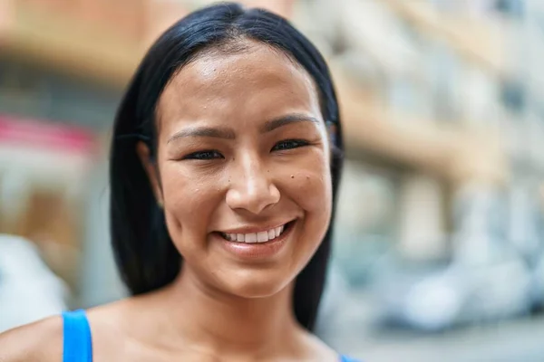 Jovem Bela Mulher Latina Sorrindo Confiante Rua — Fotografia de Stock