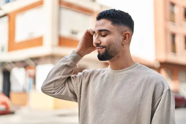 Jonge Arabier Man Glimlacht Vol Vertrouwen Straat — Stockfoto