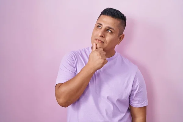 Young Hispanic Man Standing Pink Background Looking Confident Camera Smiling — Zdjęcie stockowe