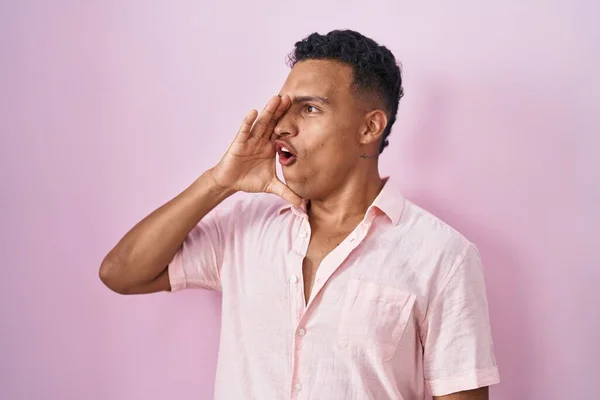 Young Hispanic Man Standing Pink Background Shouting Screaming Loud Side — Stock Photo, Image
