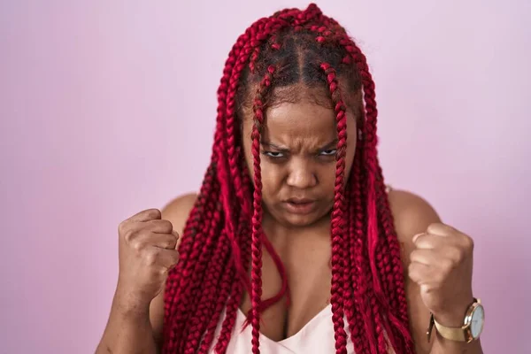Африканская Американка Плетеными Волосами Стоящая Розовом Фоне Злая Безумная Поднимающая — стоковое фото