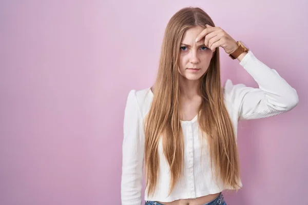 Young Caucasian Woman Standing Pink Background Pointing Unhappy Pimple Forehead — Foto Stock