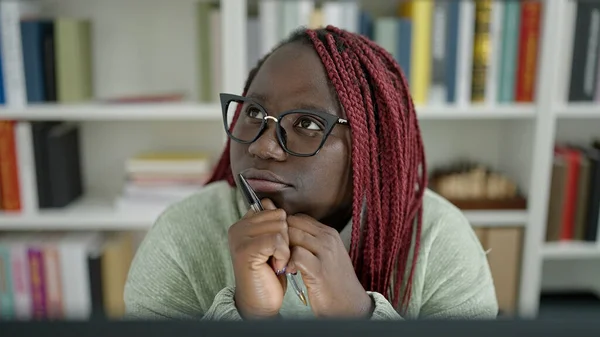 Femme Africaine Avec Des Cheveux Tressés Utilisant Pensée Informatique Bibliothèque — Photo