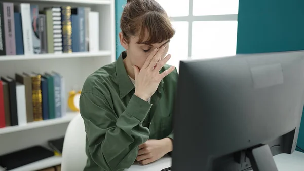 Νεαρή Καυκάσια Γυναίκα Που Χρησιμοποιεί Υπολογιστή Στρεσαρισμένη Και Κουρασμένη Στο — Φωτογραφία Αρχείου