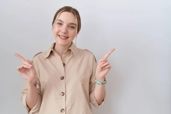 年轻的高加索女人穿着休闲装 带着自信的微笑 手指指向不同的方向 复制广告空间 — 图库照片
