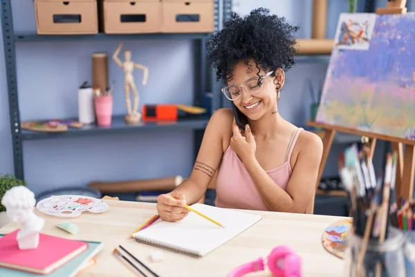 Young Hispanic Woman Artist Talking Smartphone Drawing Notebook Art Studio — Stockfoto