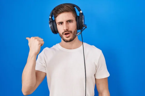 Spaanse Man Met Baard Luisterend Naar Muziek Met Koptelefoon Verrast — Stockfoto