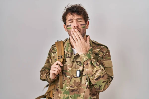 Латиноамериканец Камуфляжной Армейской Форме Устал Зевать Прикрывая Рот Рукой Беспокойство — стоковое фото