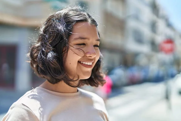 Jovem Mulher Sorrindo Confiante Olhando Para Lado Rua — Fotografia de Stock