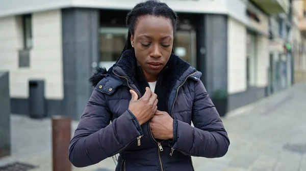Afroamerikanerin Steht Mit Ernster Miene Auf Der Straße — Stockfoto
