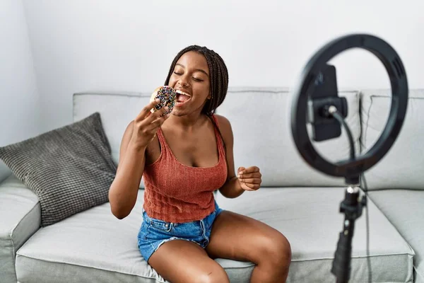 Jong Afrikaans Amerikaans Vrouw Eten Donut Opname Video Tutorial Thuis — Stockfoto