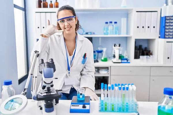 Giovane Donna Ispanica Che Lavora Laboratorio Scientifico Sorridendo Facendo Gesti — Foto Stock