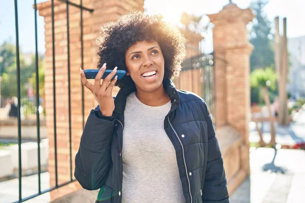 Африканська Американка Усміхається Впевнено Слухає Аудіоповідомлення Допомогою Смартфона Вулиці — стокове фото