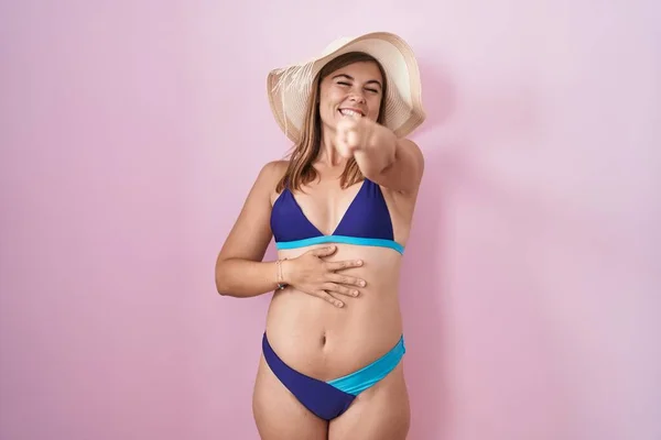 Fiatal Spanyol Visel Bikini Felett Rózsaszín Háttér Nevet Rajtad Ujjal — Stock Fotó