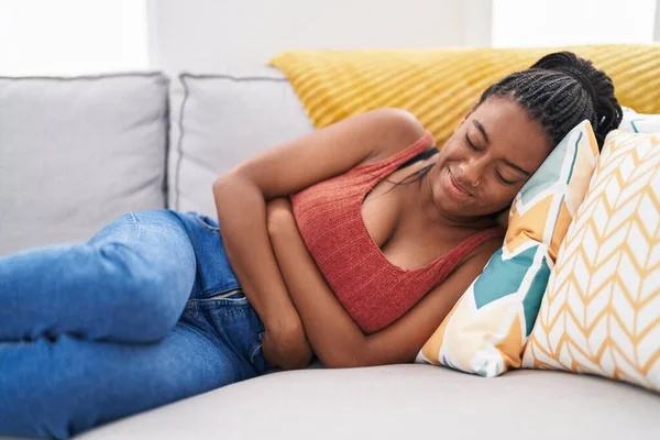 Afrikaans Amerikaanse Vrouw Liggend Bank Met Menstruatiepijn Thuis — Stockfoto