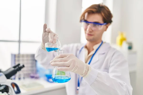 Kafkasyalı Genç Bilim Adamı Laboratuarda Test Tüpüne Sıvı Döküyor — Stok fotoğraf
