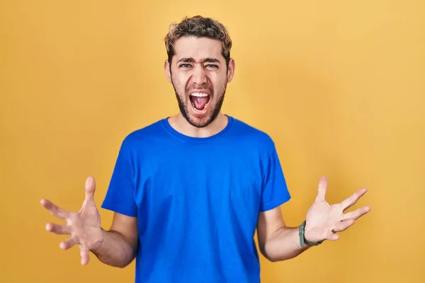 Hispanischer Mann Mit Bart Steht Vor Gelbem Hintergrund Verrückt Und — Stockfoto