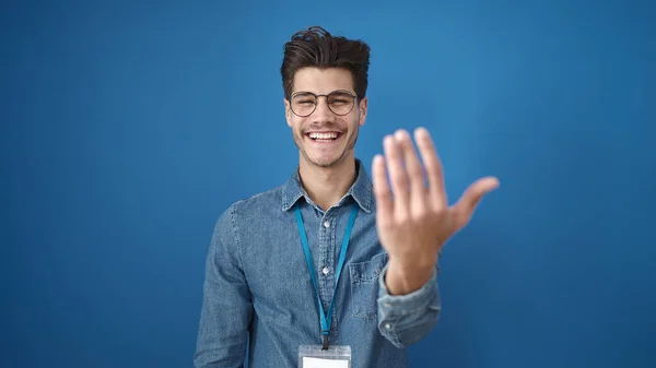 Junger Hispanischer Mann Lächelt Selbstbewusst Und Macht Geste Mit Den — Stockfoto