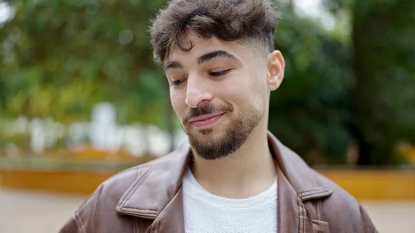 Młody Arabski Człowiek Uśmiechnięty Pewny Siebie Stojący Parku — Zdjęcie stockowe