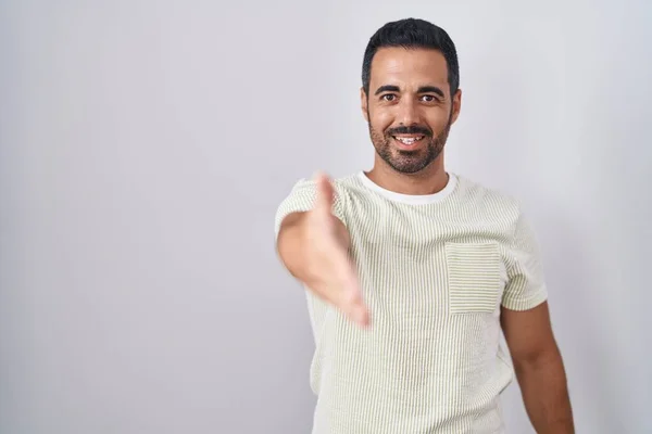 Hispanic Man Beard Standing Isolated Background Smiling Friendly Offering Handshake — Stockfoto