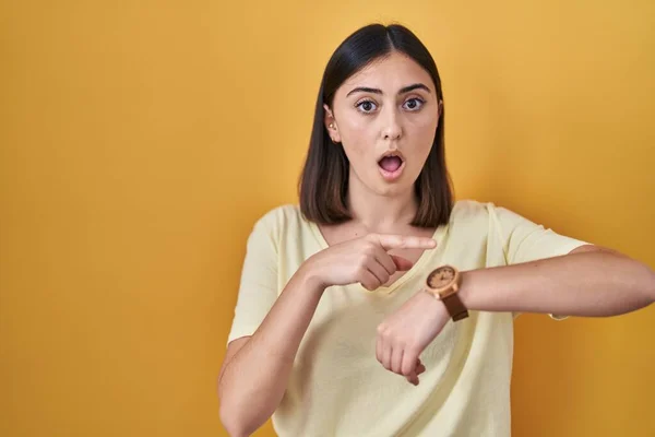 Hispanic Girl Wearing Casual Shirt Yellow Background Hurry Pointing Watch — Stock Photo, Image