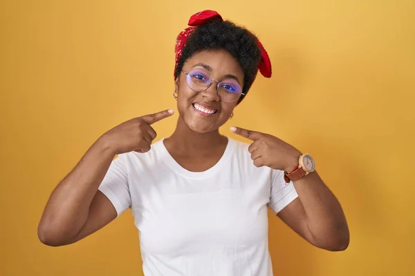 Joven Mujer Afroamericana Pie Sobre Fondo Amarillo Sonriendo Alegre Mostrando — Foto de Stock